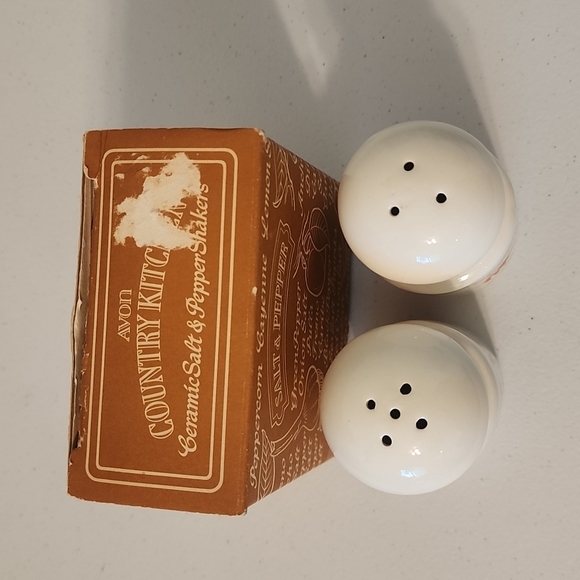 Vintage Avon salt and pepper shakers - Picture 3 of 4